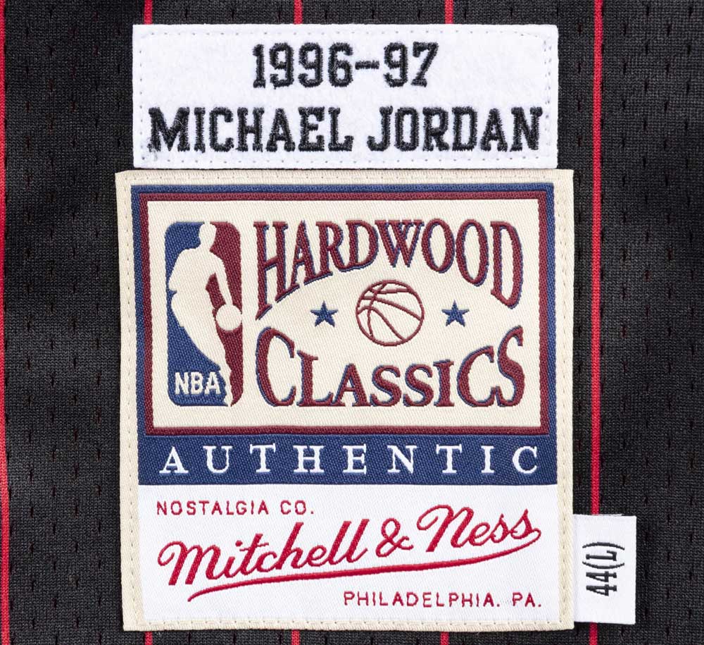 AUTHENTIC JERSEY CHICAGO BULLS ALTERNATE 1996-97 MICHAEL JORDAN - Image 4